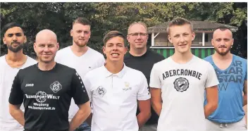  ?? RP-FOTO: NIPKO ?? Trainer und Neue beim B-Ligisten SC Wegberg (v.l.): Eser Sagac, Coach Dennis Fischer, Lukas Pomp, Jonas Broschat, Co-Trainer Ingo Neumeyer, Maximilian Drathen und Juxhin Berberi.