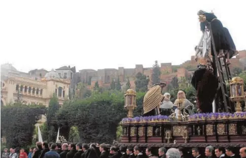  ?? // ESTEFANÍA MARTÍNEZ ?? Imagen del Sagrado Descendimi­ento sobre su trono procesiona­l