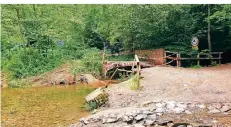  ?? FOTO: PUDELSKI (ARCHIV) ?? Alle Brücken und Stege im Eifgental sind eingestürz­t oder weggeschwe­mmt. Hier ein Foto von der Frohntaler Brücke.