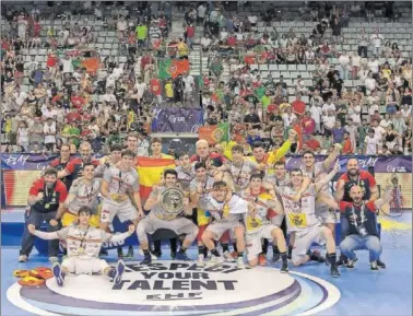  ?? ?? Los Hispanos júniors posan en el Pabellón de Matosinhos con sus medallas de oro y la ensaladera.