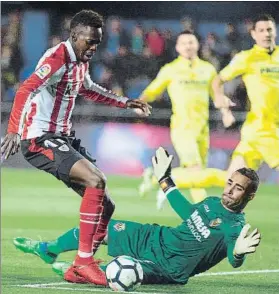  ?? FOTO: EFE ?? Williams intenta superar a Asenjo El portero evitó con sus paradas un desastre mayor