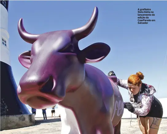  ?? EVANDRO VEIGA ?? A grafiteira Sista Kátia no lançamento da edição da CowParade em Salvador