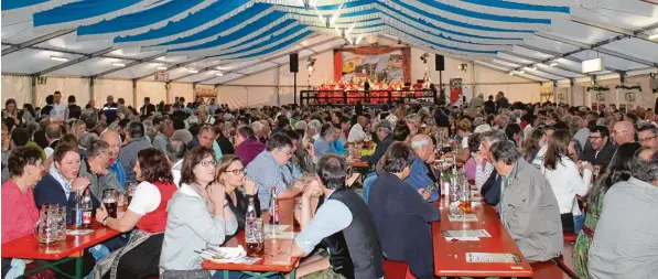  ?? Fotos: Andreas Dengler ?? Bereits am ersten Abend am Donnerstag war der Andrang groß. Mehr als 10 000 Besucher werden an den vier Tagen erwartet. Heute wird es in dem Festzelt besonders voll werden: Dort findet die Maibaumprä­mierung statt.