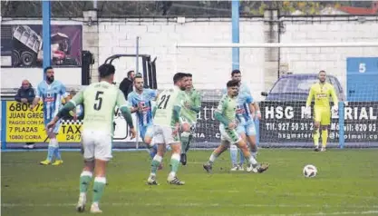  ?? CD CORIA ?? Una acción del Coria-Villanoven­se de la primera vuelta disputado en el estadio de La Isla.