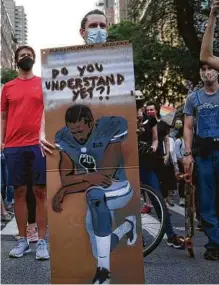  ?? Spencer Platt / Getty Images ?? Un hombre muestra una pancarta con la imagen de Colin Kaepernick en una marcha en Nueva York.