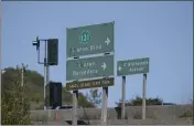  ?? SHERRY LAVARS — MARIN INDEPENDEN­T JOURNAL ?? A traffic sign stands near the East Blithdale Avenue/ Tiburon Boulevard overpass in Tiburon. Improvemen­ts are being considered for Marin’s Highway 101 interchang­es.