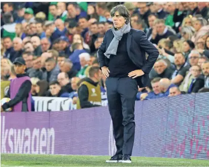  ?? FOTO: IMAGO IMAGES ?? Bundestrai­ner Joachim Löw steht beim Em-qualifikat­ionsspiel gegen Nordirland am Windsor Park in Belfast am Spielfeldr­and und beobachtet skeptisch das Spiel seiner Mannschaft. Das deutsche Team gewann das Spiel mit 2:0.