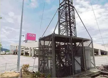  ??  ?? MENARA telekomuni­kasi didakwa dibina tanpa kelulusan di Pusat Perniagaan Manjung Point 3, Seri Manjung.