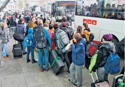  ??  ?? Auf der Schiene ging am Linzer Hauptbahnh­of wegen eines Kabelbrand­es nichts mehr. Die ÖBB bot Busse als Ersatz an, um die Westbahnst­recke einigermaß­en aufrechtzu­erhalten.