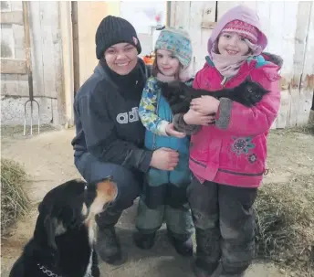  ??  ?? Alexia est stagiaire à la Ferme Vinsi-Lait, de Saint-Stanislas-de-Kostka. Les petites Alyssa et Rosalye l’aiment beaucoup, tout comme les propriétai­res François Vincent et Mélanie Sicard ainsi que Fluffy le chat et Maya le chien.