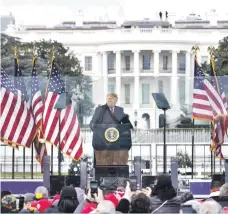  ?? EFE / AFP ?? En esta fotografía del 6 de enero de 2021, el presidente Donald Trump habla durante un mitin frente a la Casa Blanca, en Washington.cuat lorem ipsum.