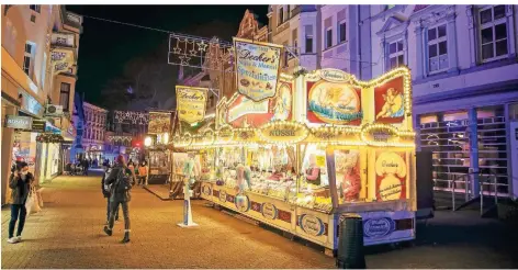  ?? FOTO: MICHAEL SCHÜTZ ?? Mandeln, Crêpes oder Gegrilltes aus den drei Buden auf der Düsseldorf­er Straße kamen bei den Besuchern gut an.