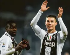  ?? Foto: afp ?? Verdienter Beifall: Cristiano Ronaldo bescherte Juventus Turin per Elfmeter einen 1:0-Erfolg gegen den Stadtrival­en FC Turin.