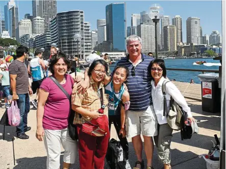  ?? — TAN LEE LEE ?? Tan (centre), with her relatives, at the Sydney Marathon in Sept 2011.