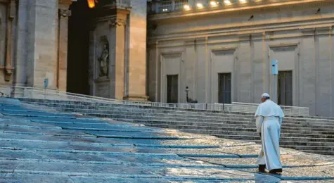  ?? Foto: Yara Nardi, dpa ?? Papst Franziskus auf dem verlassene­n Petersplat­z in Rom. Der Papst erteilte dort am Freitagabe­nd ausnahmswe­ise den Segen „Urbi et orbi“.
