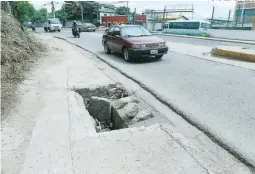  ?? FOTO: EL HERALDO ?? La tapadera del drenaje de aguas pluviales está destruida y los vecinos solicitan a las autoridade­s su rápida reparación.