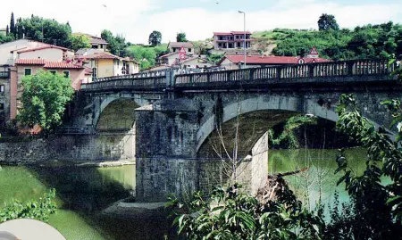  ?? ?? Ingresso Il ponte di Rignano, uno dei più antichi attraversa­menti dell’Arno