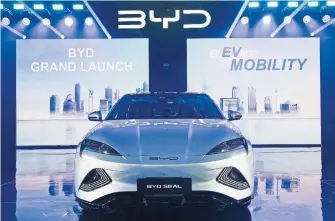  ?? [AFP/Bay Ismoyo] ?? Der chinesisch­e Elektroaut­obauer BYD setzte allein im vierten Quartal 2023 mehr als 500.000 Elektroaut­os ab und überholte damit den Erzrivalen Tesla.