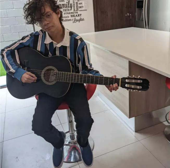  ?? CORTESÍA ZAIDA CALVO ?? Dani es un adolescent­e de 15 años que disfruta de diferentes aficiones, entre ellas tocar guitarra.