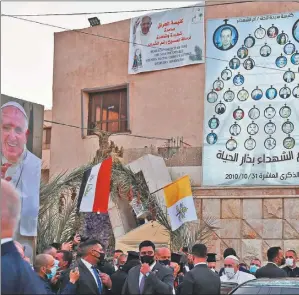  ??  ?? CAMBIOS.
Al llegar a la catedral de Bagdad, donde en 2010 el yihadismo mató a decenas de cristianos. Y el afiche en la ciudad de Nayat, con el Pontífice y el ayatolá Alí Sistani, líder religioso de los chiítas iraquíes.