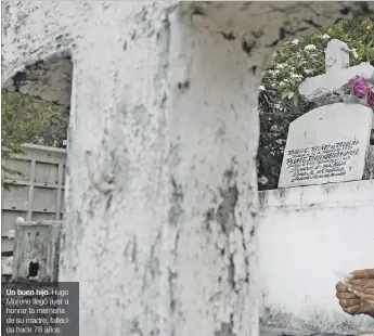  ??  ?? Un buen hijo. Hugo Moreno llegó ayer a honrar la memoria de su madre, fallecida hace 78 años.