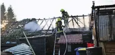  ?? FOTO: H. AHLEN ?? Der Brand griff auf ein angrenzend­es Gebäude über. Dort fraß sich das Feuer in den Dachstuhl.