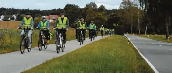  ?? Foto: Marcus Merk ?? Fahrradexp­erten begutachte­n den Radweg von Rommelsrie­d nach Dinkelsche­rben. Vorne von links: Martin Singer, Birgit Zehet‰ maier (beide Verkehrsmi­nisterium) und Jonas Fricke (Radverkehr­sbeauftrag­ter Landkreis Augsburg).