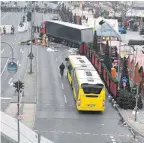  ??  ?? Berliner Breitschei­dplatz am Tag nach dem Ans rund 50 weitere wurden hier am Montagaben­d