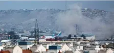  ?? Foto: Wali Sabawoon ?? Rauch von einer Explosion stieg am Donnerstag außerhalb des Flughafens in Kabul auf.