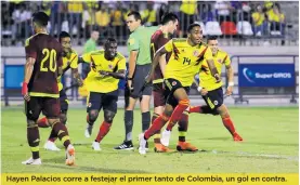  ??  ?? Hayen Palacios corre a festejar el primer tanto de Colombia, un gol en contra.