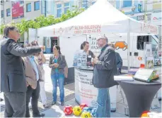  ?? FOTO: ARCHIV/BVAG ?? Werben dafür, dass Erwachsene richtig lesen lernen: Das Mobil für die Alphabetis­ierungs-Kampagne macht am Freitag in Riedlingen Station.