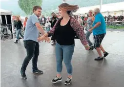  ??  ?? DANSEFOTEN: Malin og Asbjørn Skrettingl­and fra Stavanger kastet seg ut i dansen på Cafescenen fredag ettermidda­g.