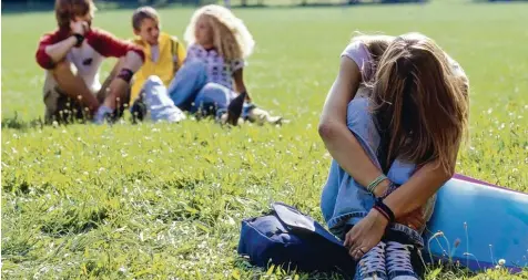  ??  ?? Schüler, die gemobbt werden, leiden oft sehr. Eine Studie erbrachte nun, dass jeder sechste 15 Jährige von seinen Mitschüler­n gegängelt wird.