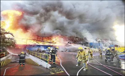  ?? MICHAEL VARCAS ?? Firefighte­rs put out a fire that razed the barracks of the old Araneta Center bus terminal in Cubao, Quezon City yesterday.