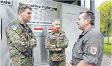 ?? FOTO: ROLAND RASEMANN ?? Generalmaj­or Klaus Habersetze­r (61, Mitte, im Gespräch mit Offizieren), setzte als Chef des Stabes des Multinatio­nalen Kommandos Operative Führung stark auf Netzwerkar­beit.