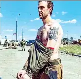  ?? (Epa/Ap) ?? Resa Nella foto grande, soldati dell’Azov in fila dopo essersi arresi; nelle foto piccole, i tatuaggi di due combattent­i e uno di loro nell’Azovstal