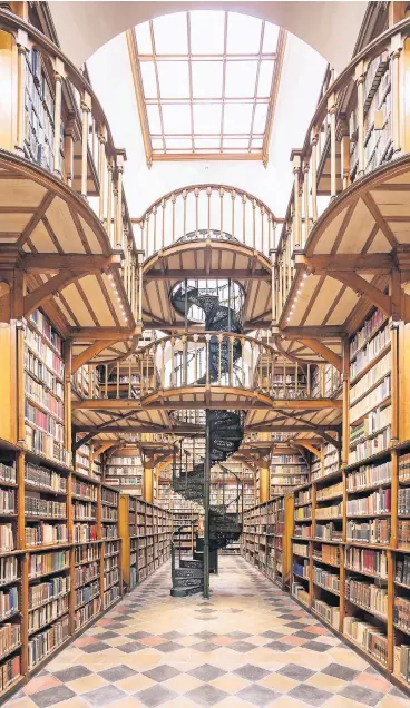  ?? FOTO: CORNELIS GOLLHARDT, KNA ?? Die restaurier­te sogenannte Jesuitenbi­bliothek im Kloster von Maria Laach.