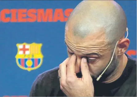  ??  ?? Lágrimas de despedida Mascherano se emocionó al recordar los siete años y medio que ha pasado en el Barça. El argentino estuvo acompañado de los 18 títulos que ha logrado en sus 334 partidos como azulgrana