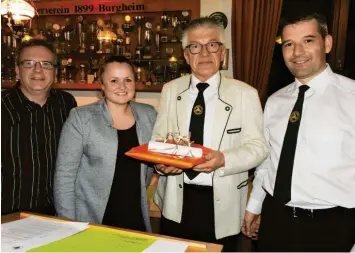  ?? Foto: Peter Maier ?? Ehre, wem Ehre gebührt: Seine Nachfolger Albert Frank (links), Steffi Barz (Zweite von links) und Markus Schmid (rechts) überreicht­en Gustl Hugl (Zweiter von rechts) zum Abschied ein Geschenk.