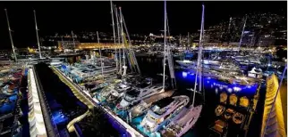  ??  ??  exposants et  yachts à quai port Hercule, le Monaco Yacht show avait encore fière allure.
