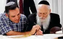  ?? Joe Center / Contributo­r ?? Andrew Friedberg, left, the mayor of Bellaire, participat­es in the completion of the Unity Torah under the guidance of fifth-generation scribe Rabbi Moshe Klein.