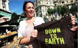  ??  ?? Celia Anfosso, fait déjà son marché avec un panier et un sac en tissu réutilisab­le.