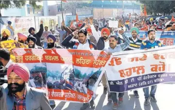  ?? SANJEEV KUMAR/HT ?? Employees of Guru Nanak Dev Thermal Plant and other unions protesting opposite the office of Punjab finance minister Manpreet Singh Badal in Bathinda on Saturday.