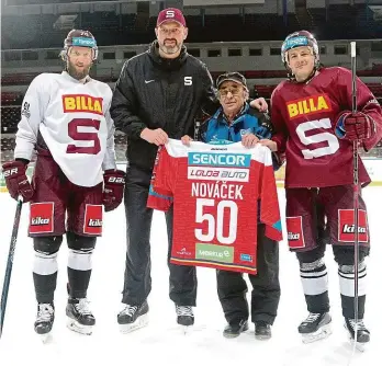  ?? Foto: www.hcsparta.cz ?? Za věrnost Mistr rolby Vladimír Nováček dostal sparťanský dres s číslem, jež upomíná půlstoletí jeho služeb. Vedle něj asistent trenéra Jaroslav Nedvěd, vlevo obránce Jan Piskáček a vpravo útočník Lukáš Pech