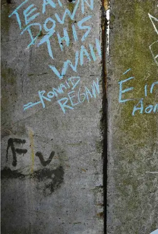  ??  ?? Lors d’une manifestat­ion anti-Brexit à Carrickcar­nan, à la frontière irlandaise, où se focalisent toutes les tensions.