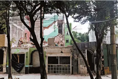  ??  ?? La edificació­n en la colonia Hipódromo Condesa sufrió graves afectacion­es en el terremoto de 1985.