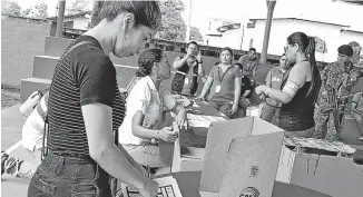  ??  ?? Una foto ilustració­n del conteo de votos en la provincia de Manabí en las elecciones seccionale­s del 2019.