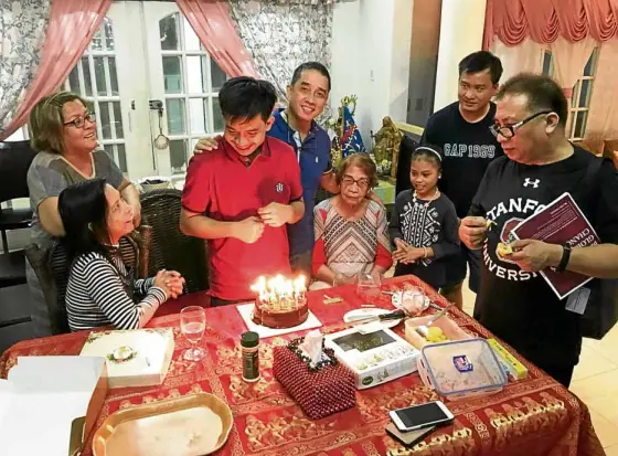  ?? —CONTRIBUTE­D PHOTOS ?? GOODTIMES Sen. Leila de Lima (left) enjoys a family celebratio­n with mom, Norma (4th from left, seated). With grandkids (right photo).