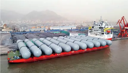  ?? (VCG) ?? A ship loaded with ultra-large liquefied petroleum gas storage tanks leaves for Angola from a port in Rongcheng, Shandong Province, on 11 April