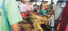  ?? FOTO: BECKY DAVID/AP ?? Döda hundar har radats upp på Nanqiaomar­knaden i Yulin i södra Kina.
